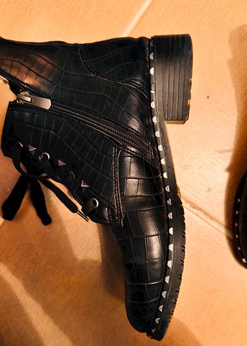 Siyah Parlak Yılan Derisi Desenli Kadın Bot - Görsel 2