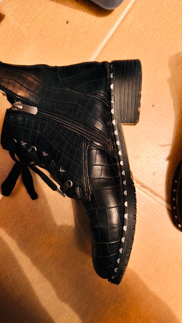 Siyah Parlak Yılan Derisi Desenli Kadın Bot - Görsel 2