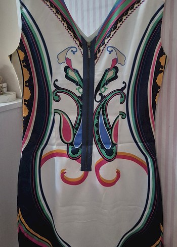 Şık mini V yaka elbise - Görsel 2