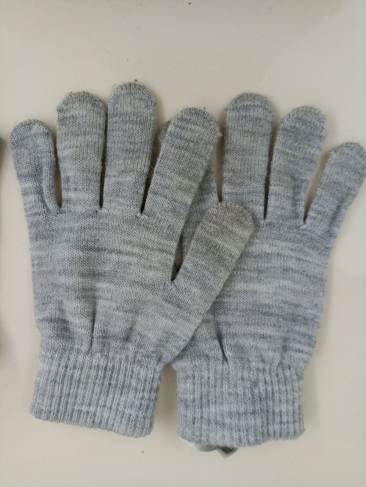 Gri ve siyah çift eldiven - Görsel 2