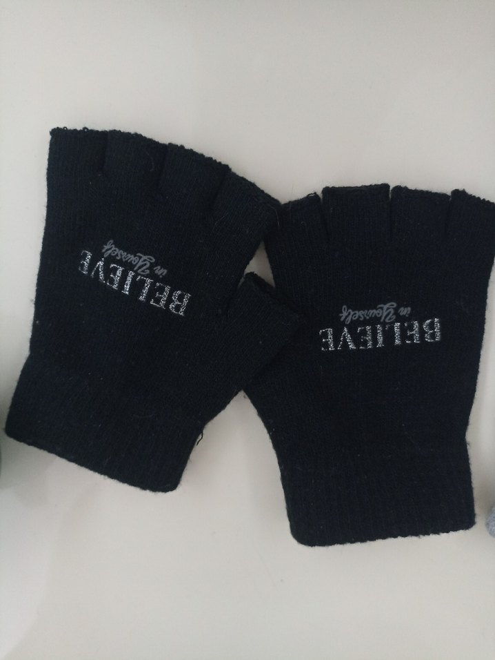 Gri ve siyah çift eldiven - Görsel 3