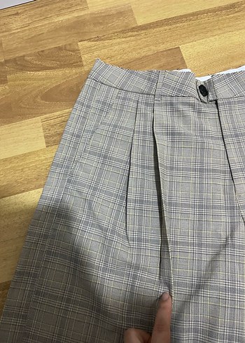 Kadın Pliseli Bej Bermuda Şort - Görsel 3