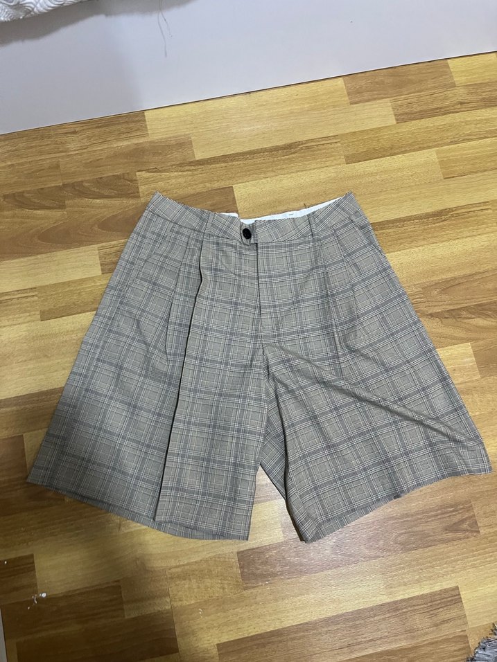 Kadın Pliseli Bej Bermuda Şort - Görsel 2