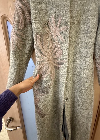 Gri Nakışlı Uzun Örgü Kadın Kaban - Görsel 2