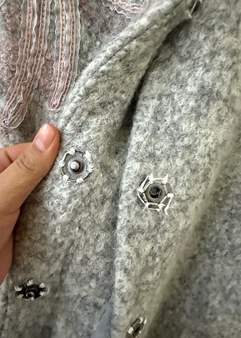 Gri Nakışlı Uzun Örgü Kadın Kaban - Görsel 5