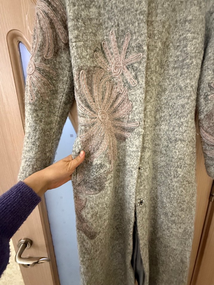 Gri Nakışlı Uzun Örgü Kadın Kaban - Görsel 2