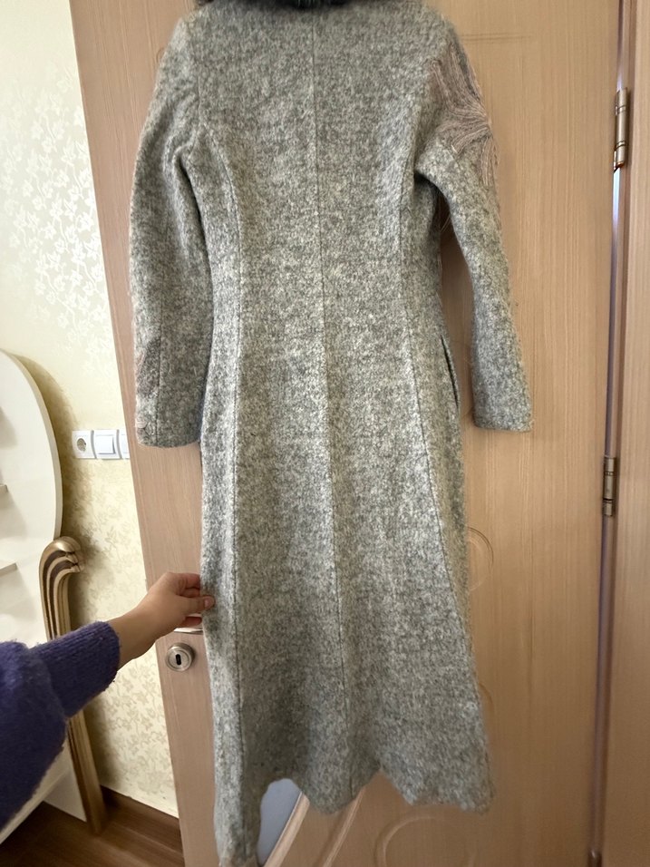 Gri Nakışlı Uzun Örgü Kadın Kaban - Görsel 3