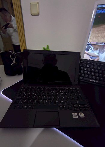 Turuncu Ekranlı Lenovo Dizüstü Bilgisayar - Görsel 3