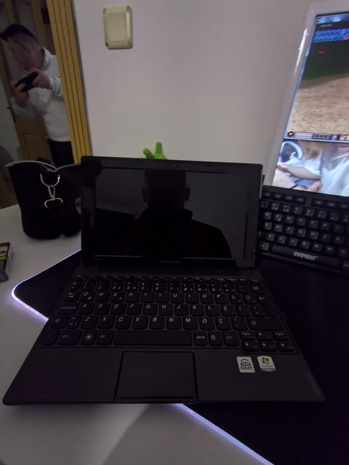 Turuncu Ekranlı Lenovo Dizüstü Bilgisayar - Görsel 3