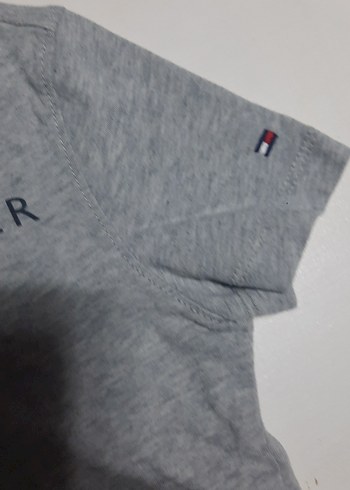4/5 yaş orjinal Tommy Hilfiger Erkek Gri Kısa Kollu Tişört 100tl - Görsel 4