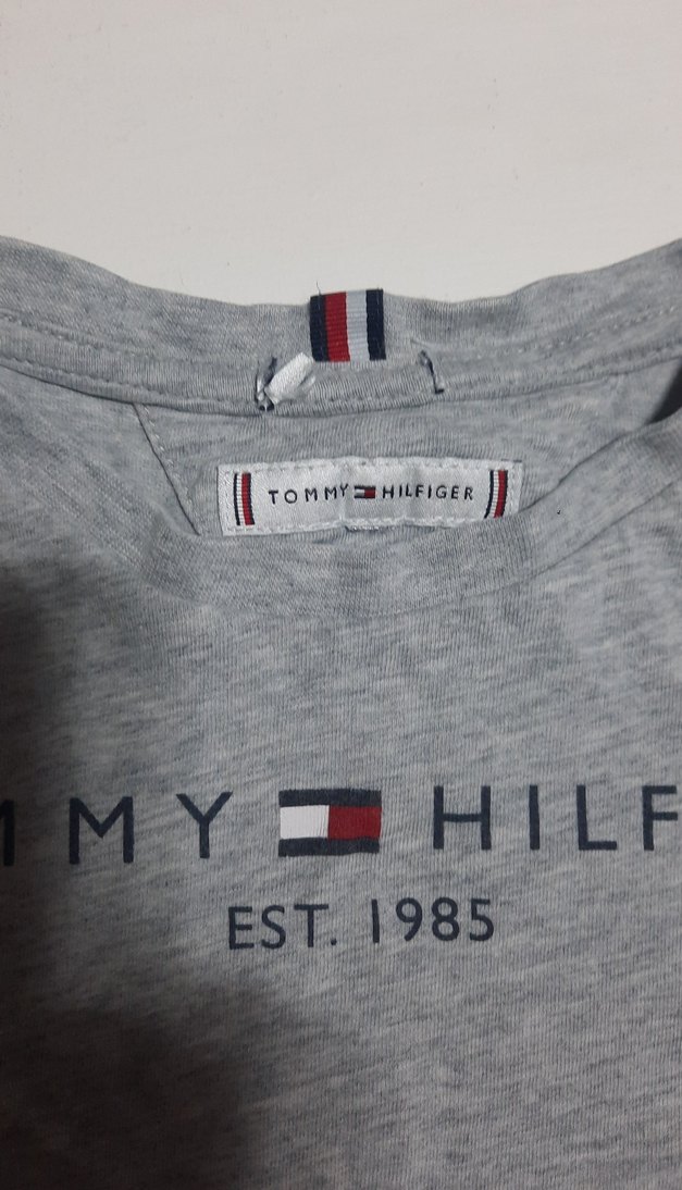 4/5 yaş orjinal Tommy Hilfiger Erkek Gri Kısa Kollu Tişört 100tl - Görsel 3