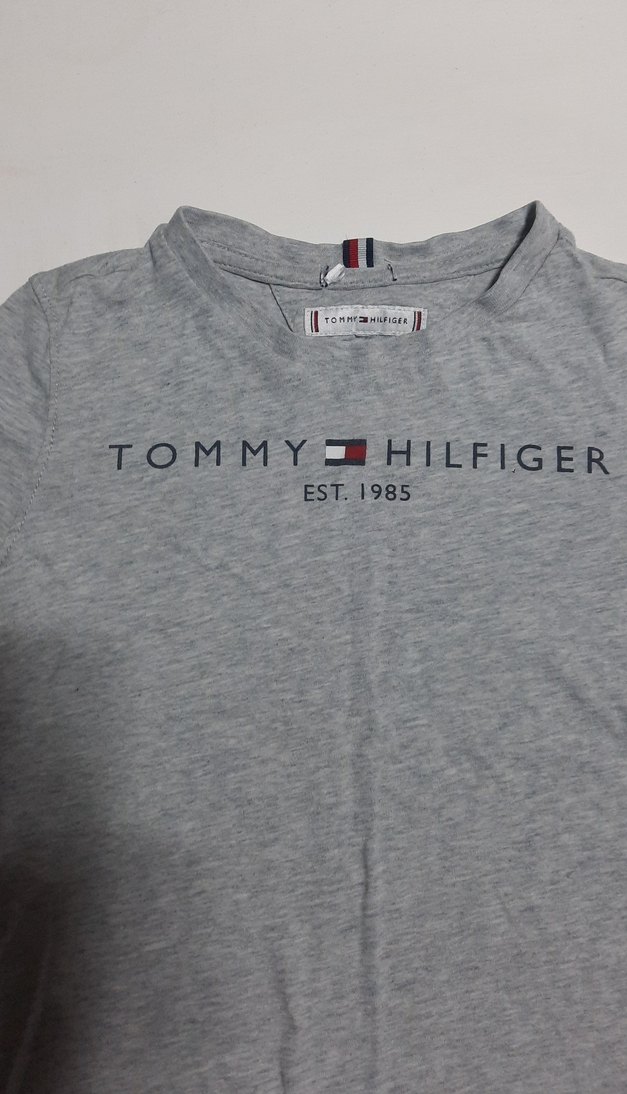 4/5 yaş orjinal Tommy Hilfiger Erkek Gri Kısa Kollu Tişört 100tl - Görsel 2