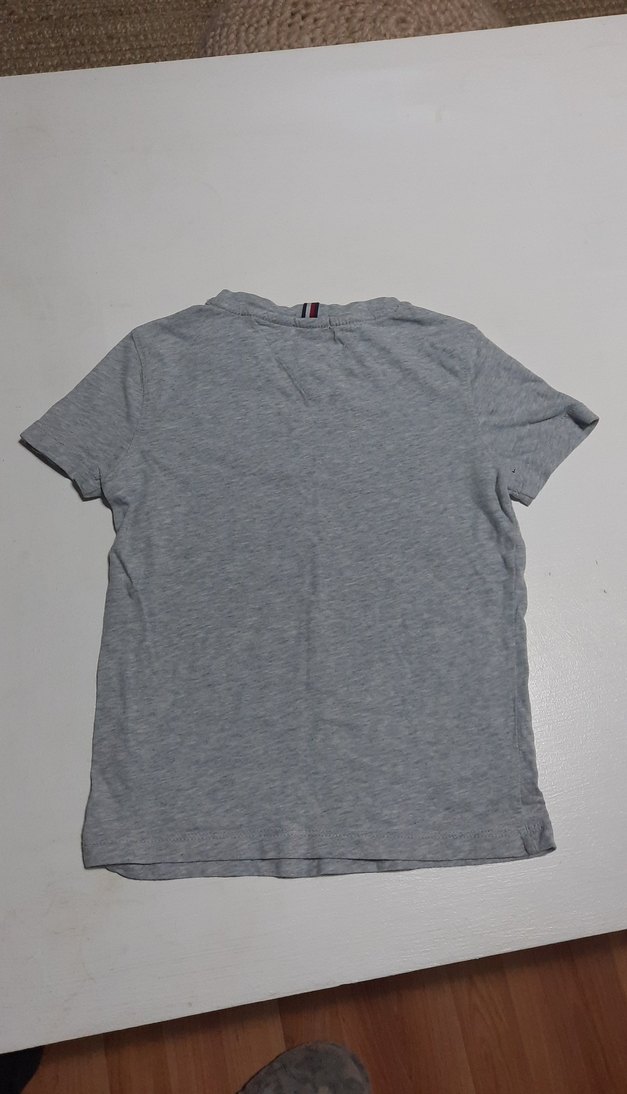 4/5 yaş orjinal Tommy Hilfiger Erkek Gri Kısa Kollu Tişört 100tl - Görsel 5