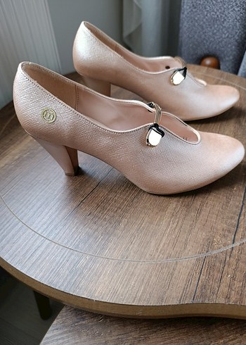 Bej Parlak Tokalı Kadın Stiletto