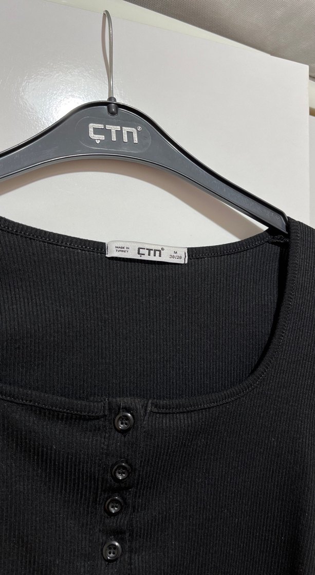 Siyah önü düğmeli crop - Görsel 5