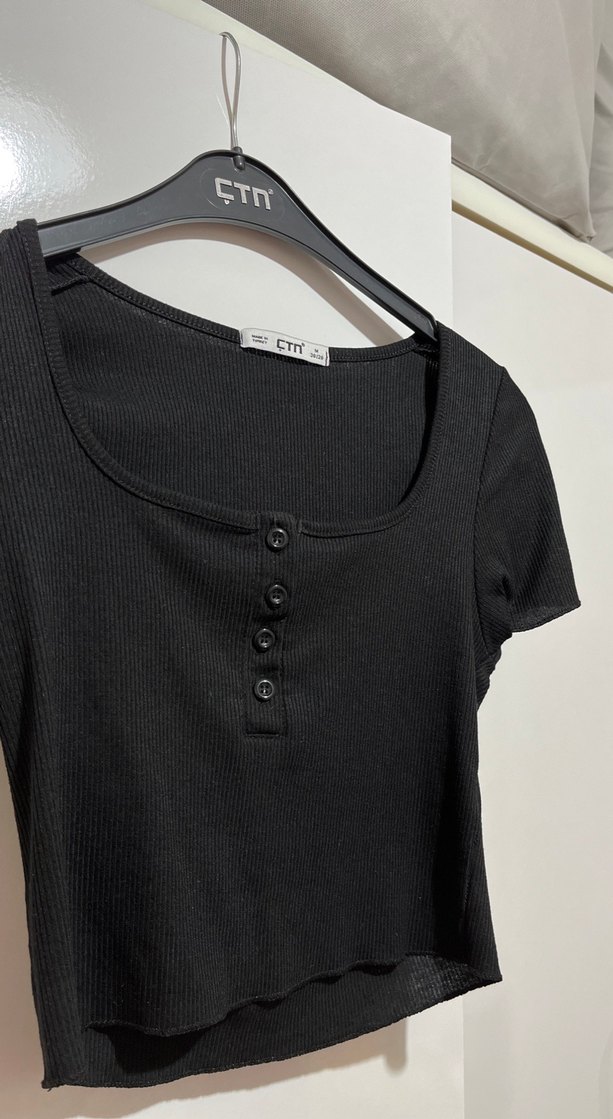 Siyah önü düğmeli crop - Görsel 4