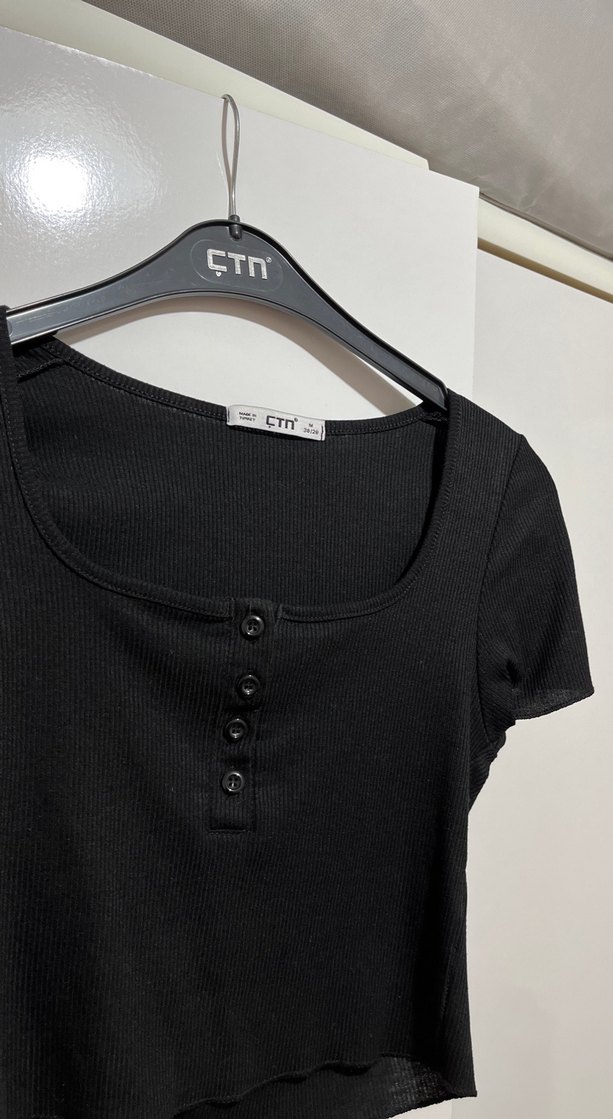 Siyah önü düğmeli crop - Görsel 2