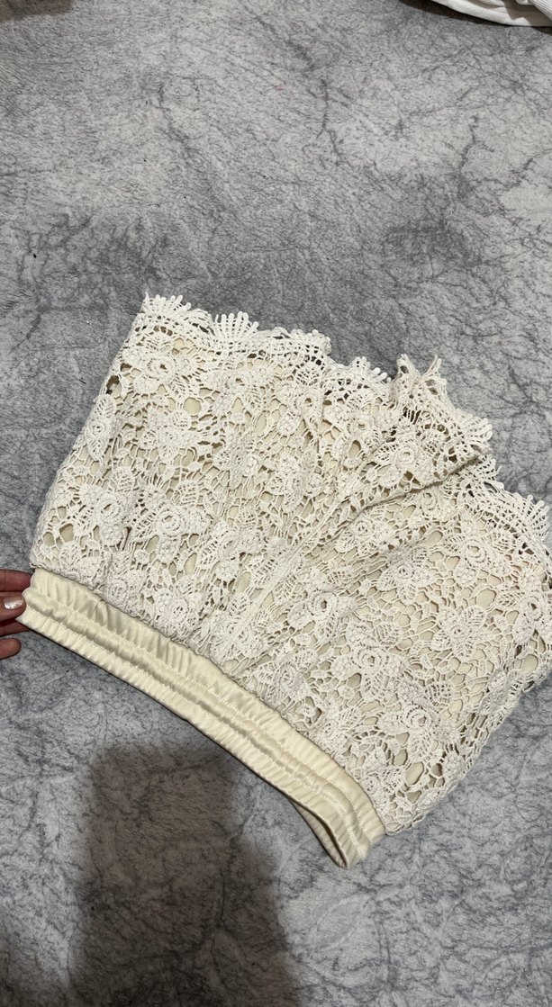 Dantel Detaylı Beyaz Mini Örgü Şort - Görsel 3