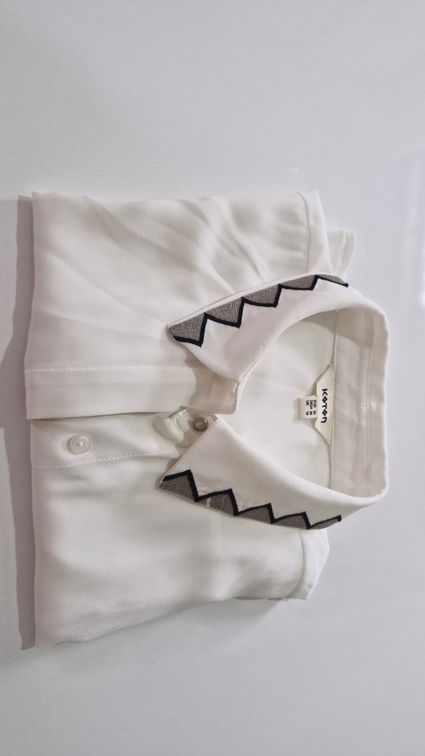 Düğmeli Beyaz Kolsuz Kadın Gömlek - Görsel 4