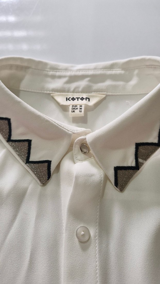 Düğmeli Beyaz Kolsuz Kadın Gömlek - Görsel 5