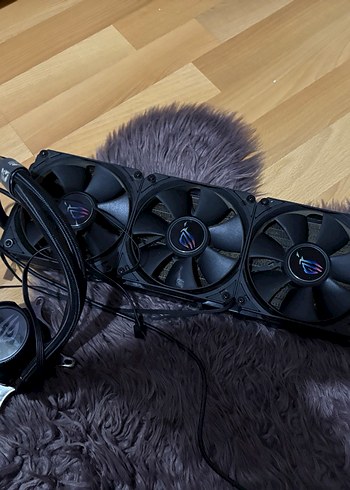 Siyah Üçlü Fanlı Bilgisayar Soğutucu Sistemi
Asus Soğutma Sistem - Görsel 2