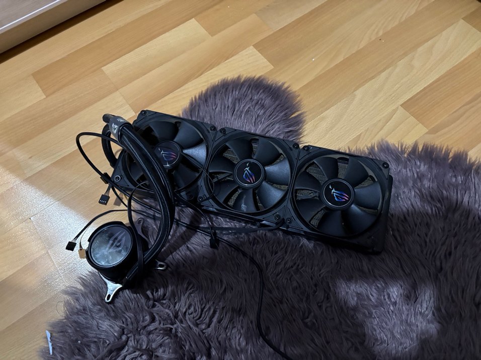 Siyah Üçlü Fanlı Bilgisayar Soğutucu Sistemi
Asus Soğutma Sistem - Görsel 2