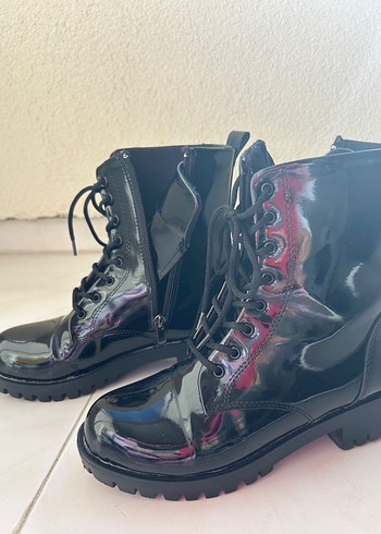 Parlak Siyah Rugan Bantlı  Kadın Bot - Görsel 6