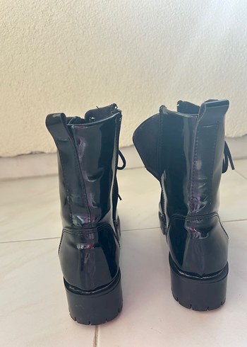 Parlak Siyah Rugan Bantlı  Kadın Bot - Görsel 4