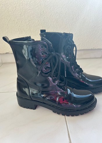 Parlak Siyah Rugan Bantlı  Kadın Bot - Görsel 3