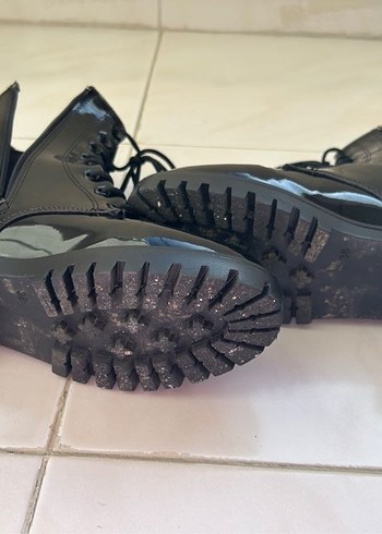 Parlak Siyah Rugan Bantlı  Kadın Bot - Görsel 8