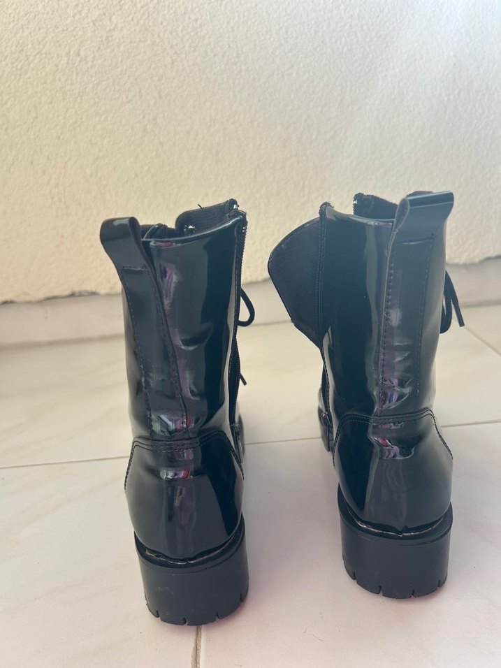 Parlak Siyah Rugan Bantlı  Kadın Bot - Görsel 4