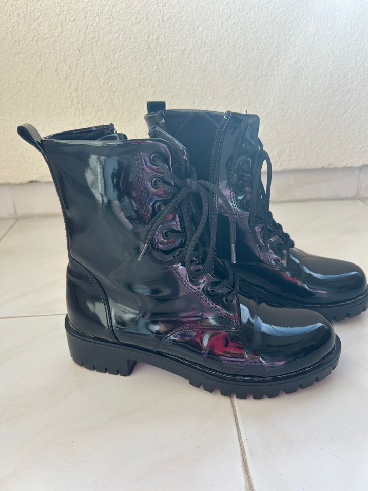 Parlak Siyah Rugan Bantlı  Kadın Bot - Görsel 3