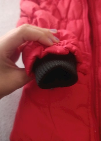 Kız Çocuk Parlak Kırmızı Kürklü Mont - Görsel 4