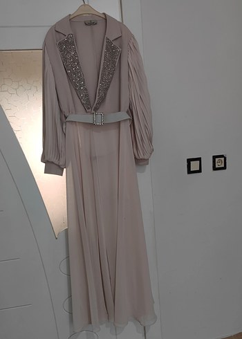 Bej Uzun Kollu Kemerli Kadın Abiye Elbise - Görsel 2