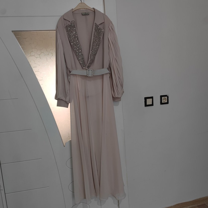 Bej Uzun Kollu Kemerli Kadın Abiye Elbise - Görsel 2