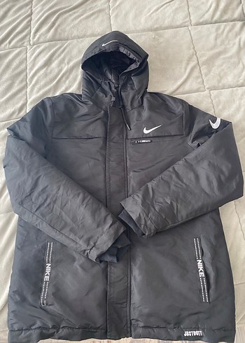 Nike Siyah Kapusonlu Sisme Mont