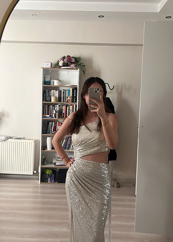 Gümüş Yılan Desenli Drapeli Midi Abiye Elbise