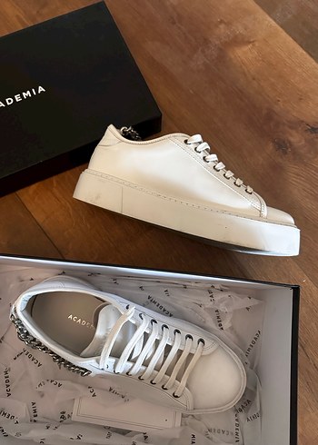 Academia Beyaz Deri Zincir Detaylı Kadın Sneakers - Görsel 4