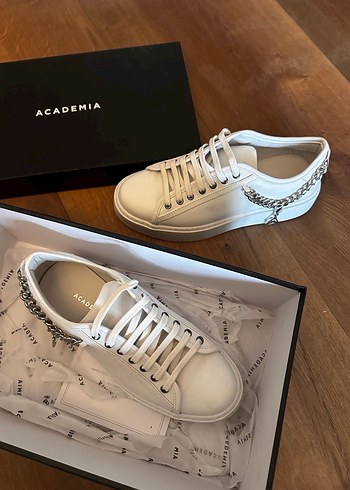 Academia Beyaz Deri Zincir Detaylı Kadın Sneakers - Görsel 5