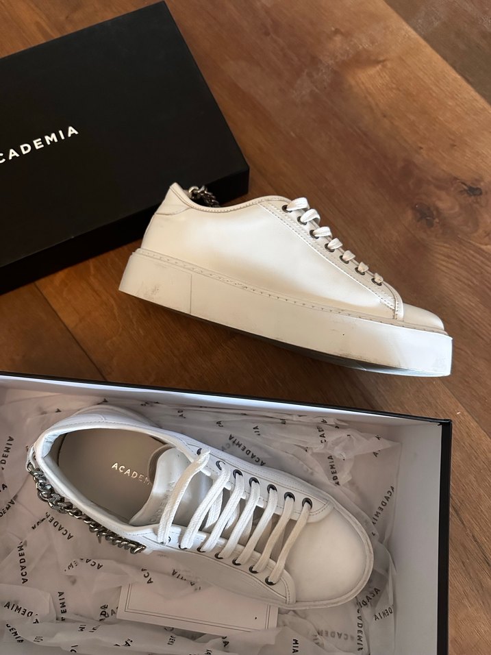 Academia Beyaz Deri Zincir Detaylı Kadın Sneakers - Görsel 4