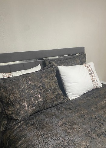 Gri Desenli Yatak Örtüsü ve Yastık Kılıfları