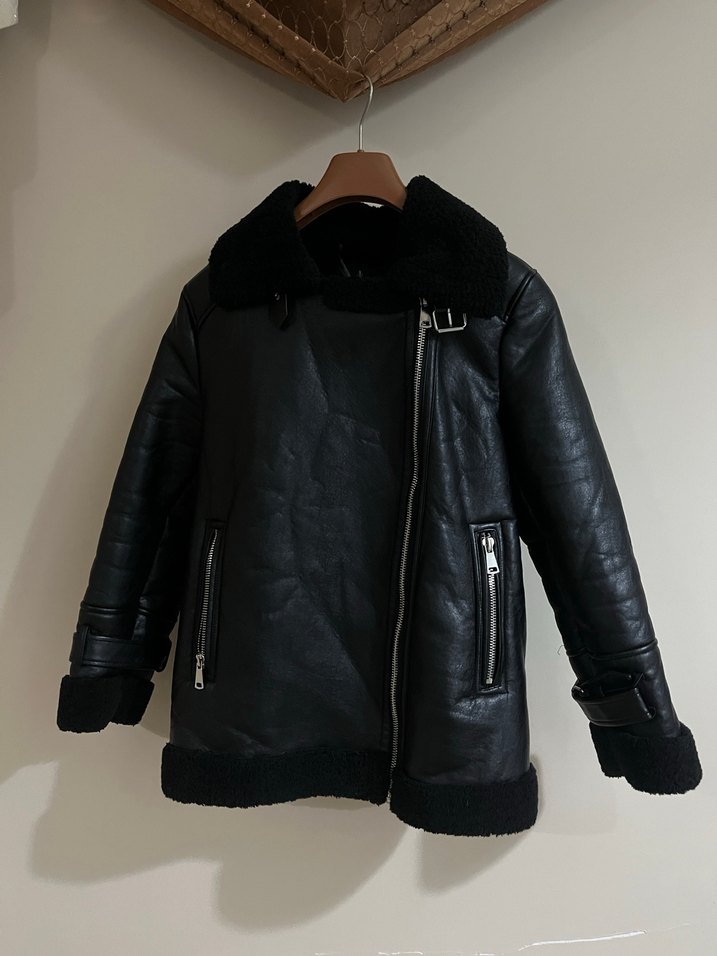 Stradivarius Siyah Kürklü Deri Biker Ceket - Görsel 4