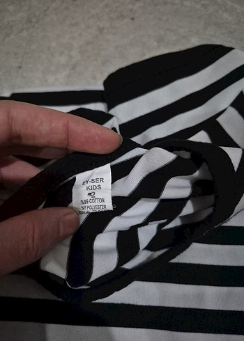 Kız Çocuk Siyah Beyaz Çizgili V Yaka Tişört - Görsel 2