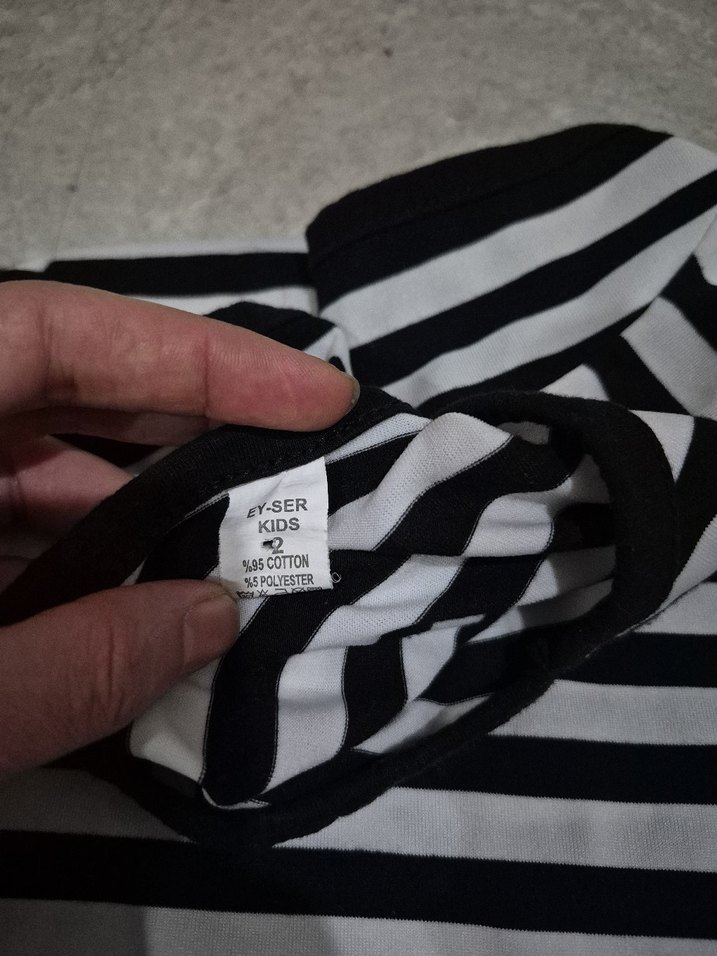 Kız Çocuk Siyah Beyaz Çizgili V Yaka Tişört - Görsel 2