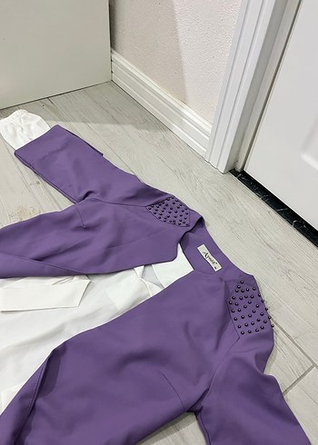 Diğer mor tunik gömlekli