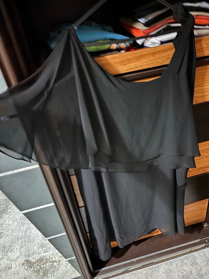 Siyah Drapeli Kayık Yaka Kolsuz Bluz - Görsel 4