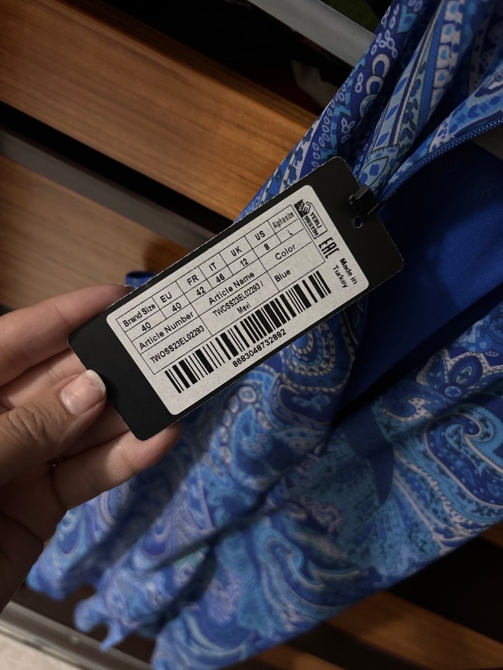 Mavi Bağlama Desenli Yüksek Yakalı Kolsuz Bluz - Görsel 2