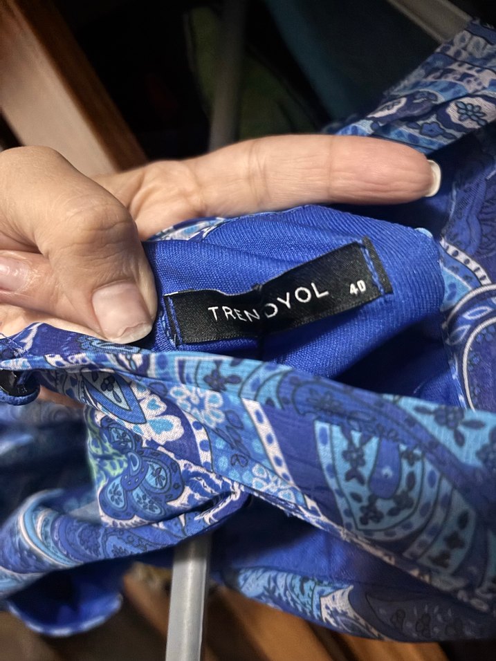 Mavi Bağlama Desenli Yüksek Yakalı Kolsuz Bluz - Görsel 3