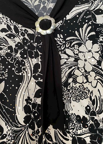 V Yaka Desenli Uzun Kollu Parlak Siyah Bluz - Görsel 4