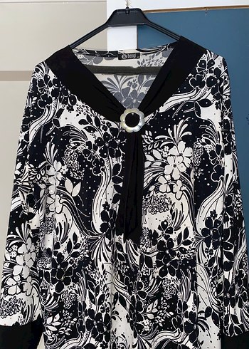 V Yaka Desenli Uzun Kollu Parlak Siyah Bluz - Görsel 3